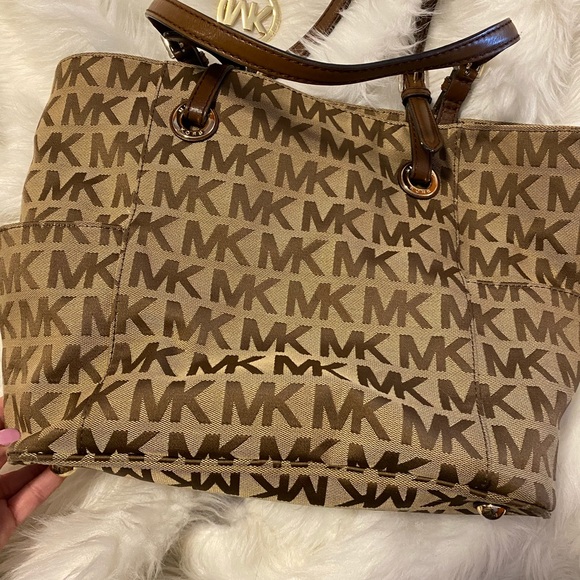 Michael Kors tan handbag - Picture 2 of 4